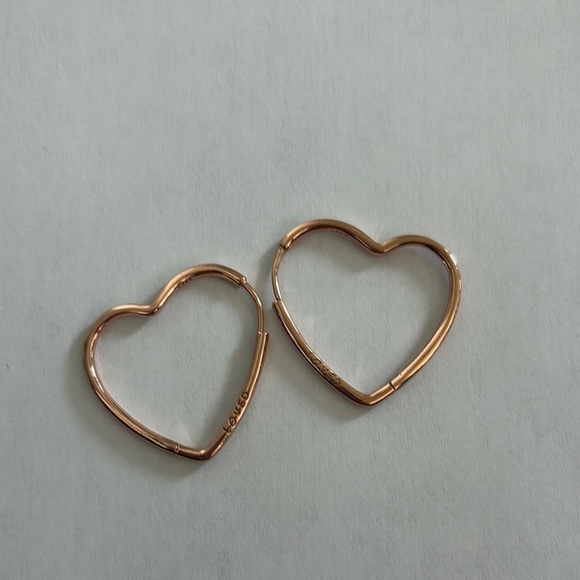 Rose Gold tone Heart shaped Hoop Earrings NWOT BRAND new never worn. Chic! - Picture 2 of 5